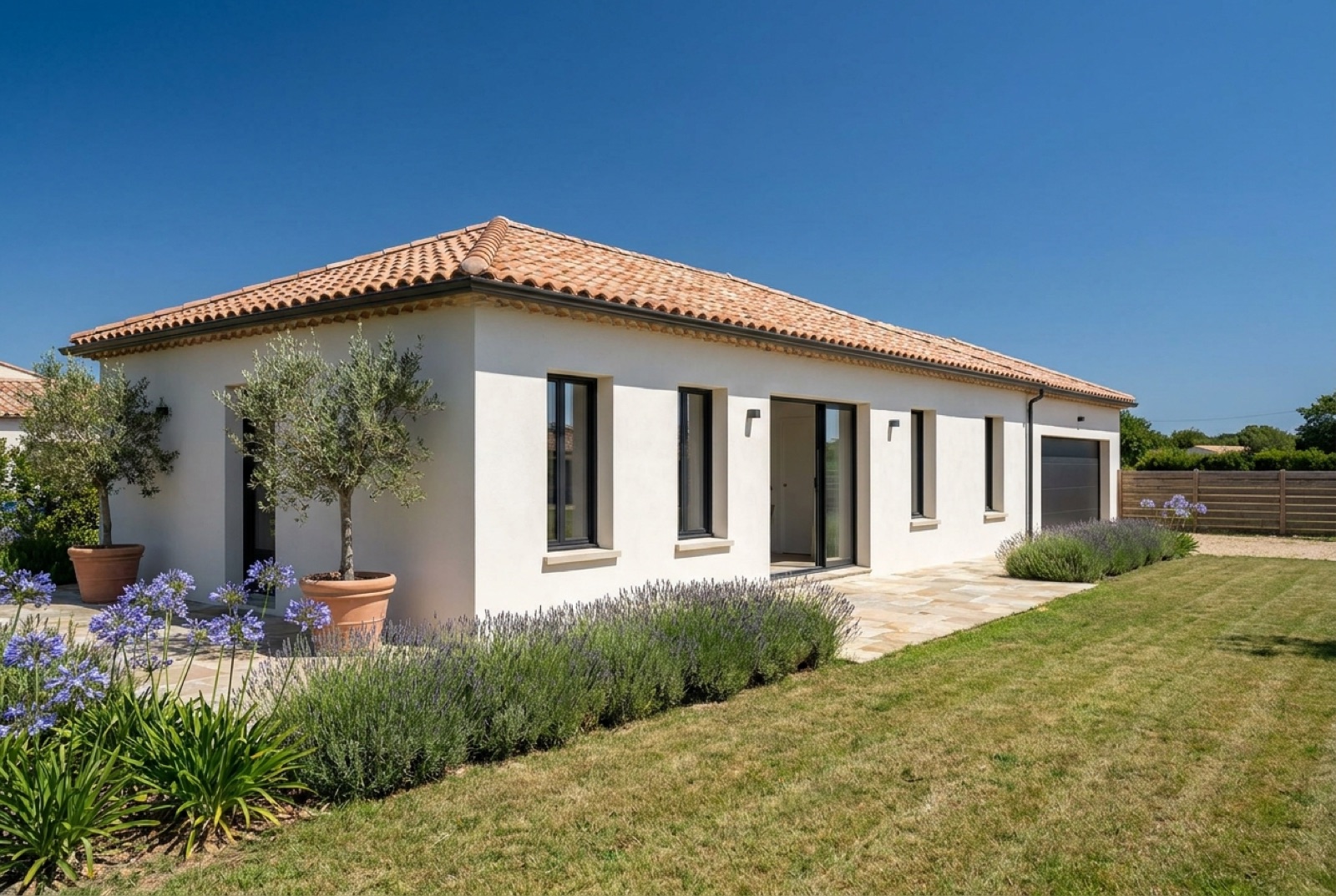 Mira · la façade côté jardin